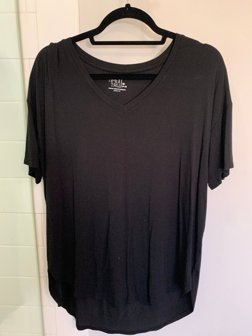 Time and Tru Black V-Neck Relaxed Fit Short Sleeve Pullover T-Shirt Size M